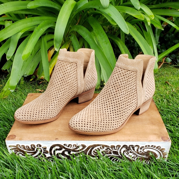 Sassy Lucky Brand Laser Cut Booties - Picture 4 of 8